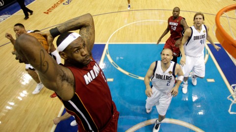 六年前的史诗逆转，那群“养老院”老男孩是如何掀翻热火三巨头的