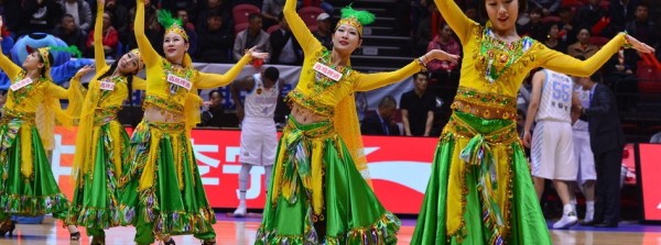 红山体育馆最美风景线，新疆篮球宝贝热舞点燃疆辽大战