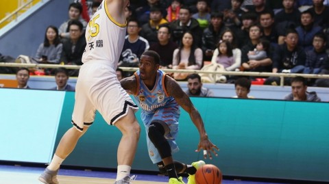 广厦复仇之夜：福特森三双掀翻新疆，胡金秋内线制霸