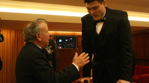 时光荏苒，姚明夫妇拄拐忆往昔：火箭慈善夜十五年后的温暖回声