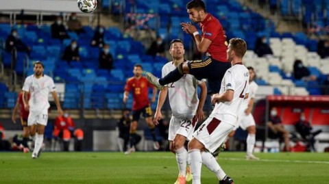 欧冠之王伯纳乌破冰：残阵皇马3-0曼城，巴尔韦德22分钟戴帽击穿传控神话